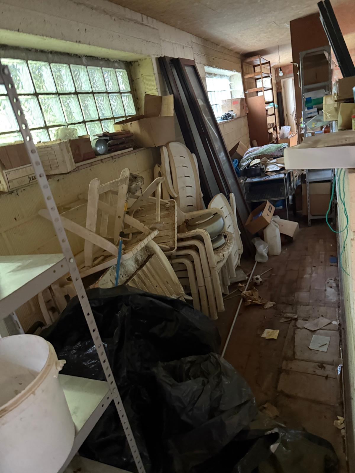 Antiek bureau en boekenkast