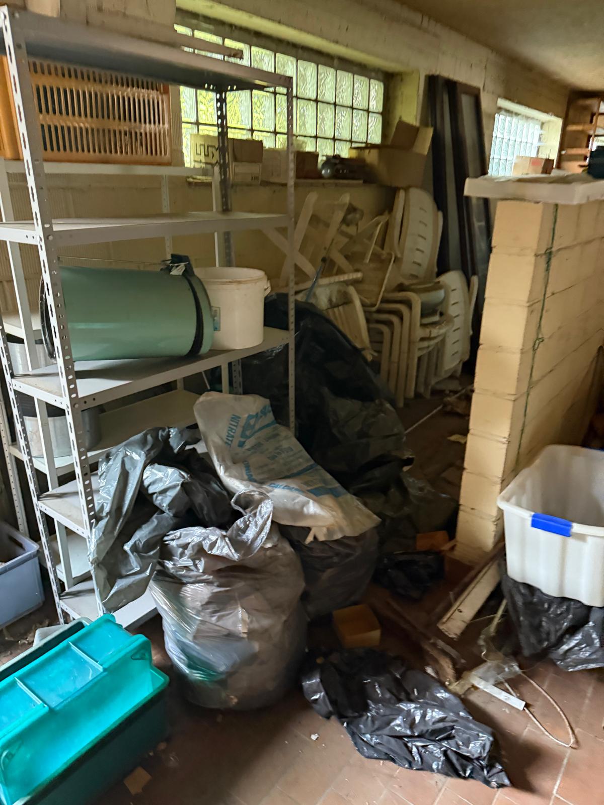 Complete antieke woonkamer inboedel met waardevolle meubels en decoraties opgekocht Evergem